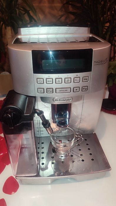 Vând espressor de cafea De'Longhi Magnifica