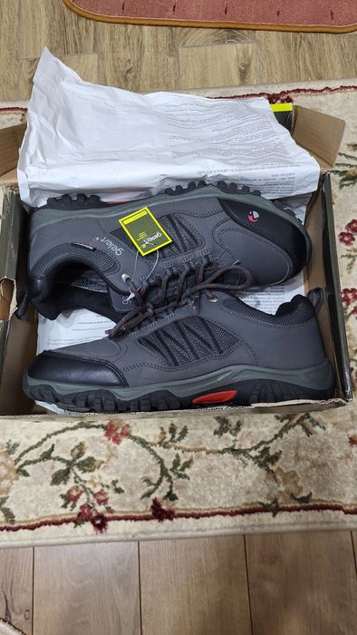Vând adidași de drumeție , outdoors, waterproof, marca Gelert
