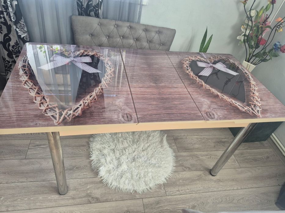 Masă extensibilă modernă, stare foarte bună – 350 lei