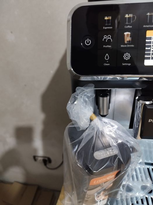 Espressor automat Philips seria 5500 icecoffe LatteGo