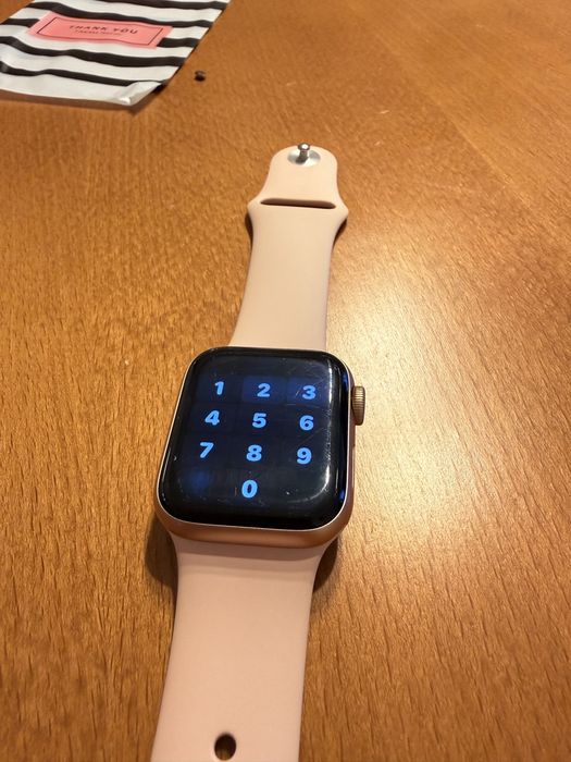 Apple watch SE pink gold aluminium case