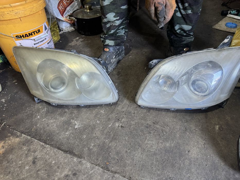 Продам фары avensis t250