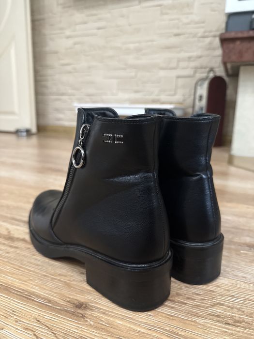Черни ниски боти, 37