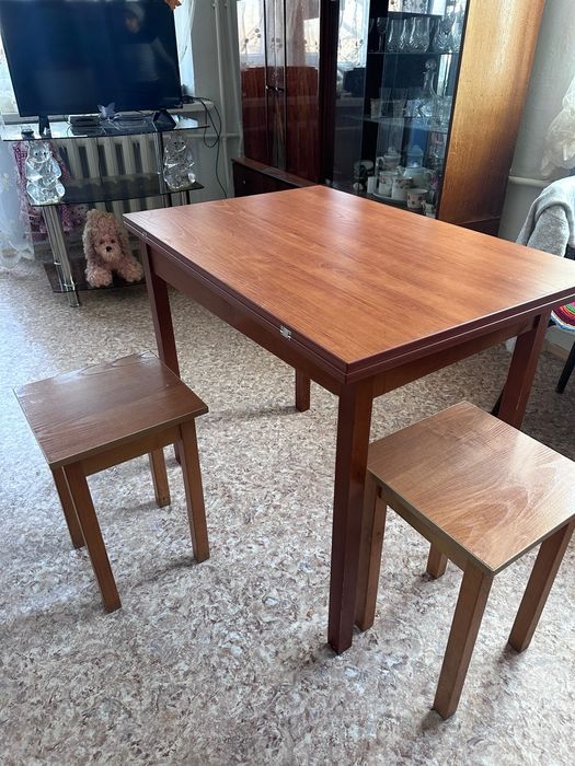 Стол кухонный со стульями