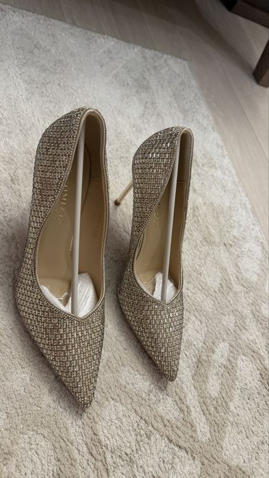 Туфли на каблуке золотые