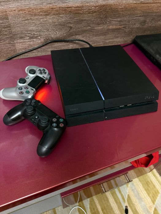 Playstation 4, с 2 джойстиками , есть торг