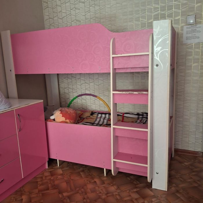 Детская двухъярусная кровать с лестницей, розового цвета. В хорошем со