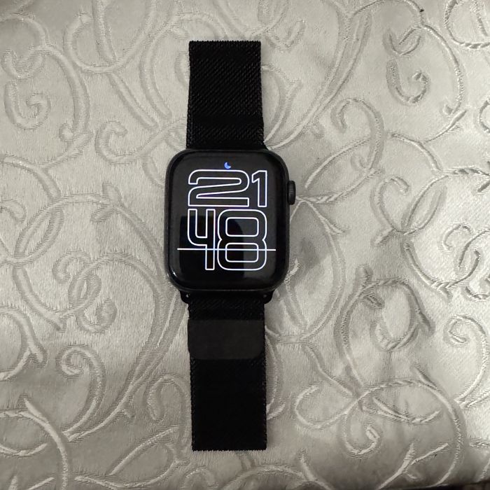 Apple watch 6.  44mm.    83%
