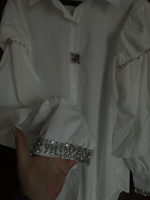 Нова бяла риза с брошка и камъни