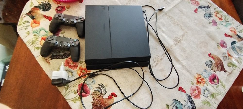 PS4 със кабели и 2 джойстика и 4 игри