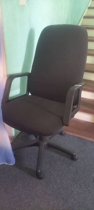 Кресло сотилади офисний