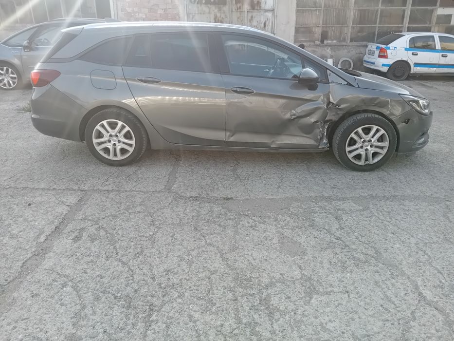 Opel astra 1.6cdti работи,здраво табло се продава на части