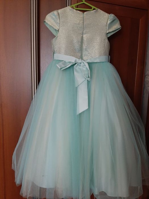 Продам платье на девочку 5-6 лет