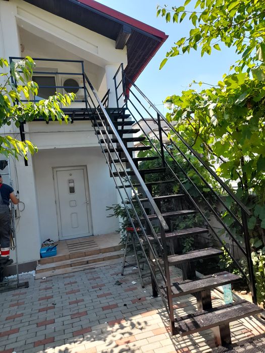 Scări metalice exterioare pe vang central