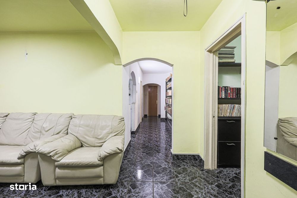 Apartament foarte spațios cu 5 camere la parter in Micalaca Comision 0