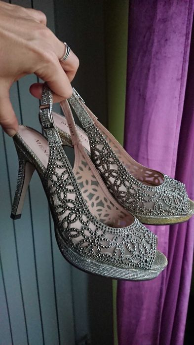 Sandale MENBUR Gri, NOI, nr. 35 + cadou: mostră parfum Sephora!