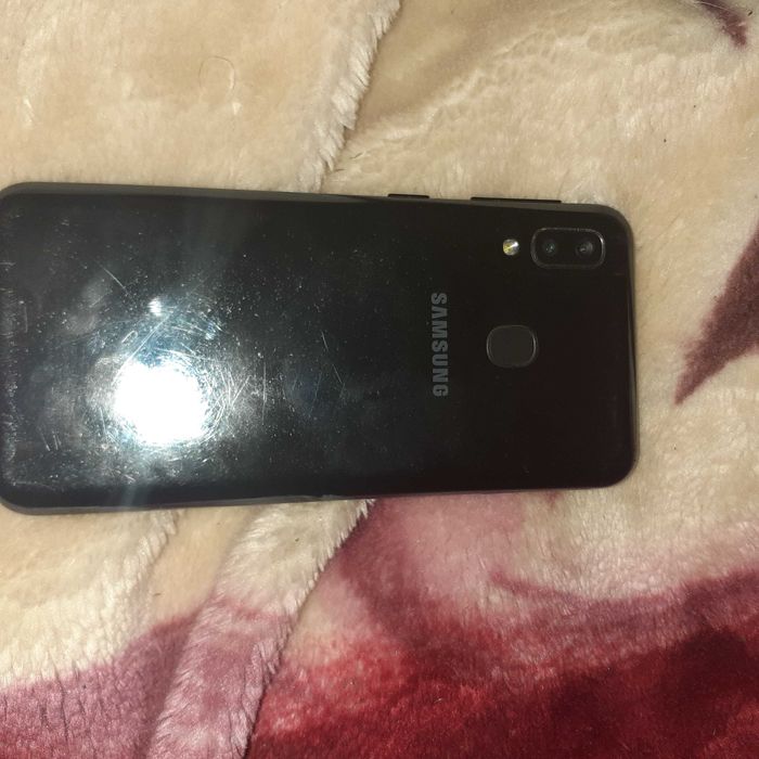 Vand telefon Samsung A 20 E foarte bun bateria ține 6-7 ore lejer