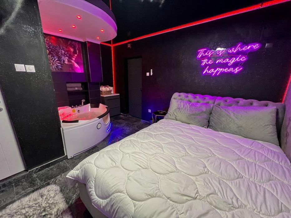 Apartament cu jacuzzi si leduri ambientale