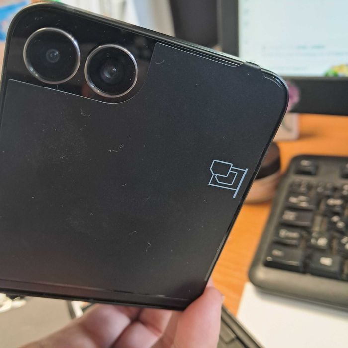 Продавам нов черен Samsung Galaxy ZFlip 7 Fe