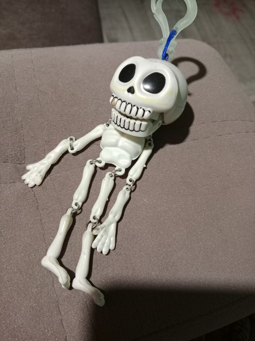 Игрушка скелетик.