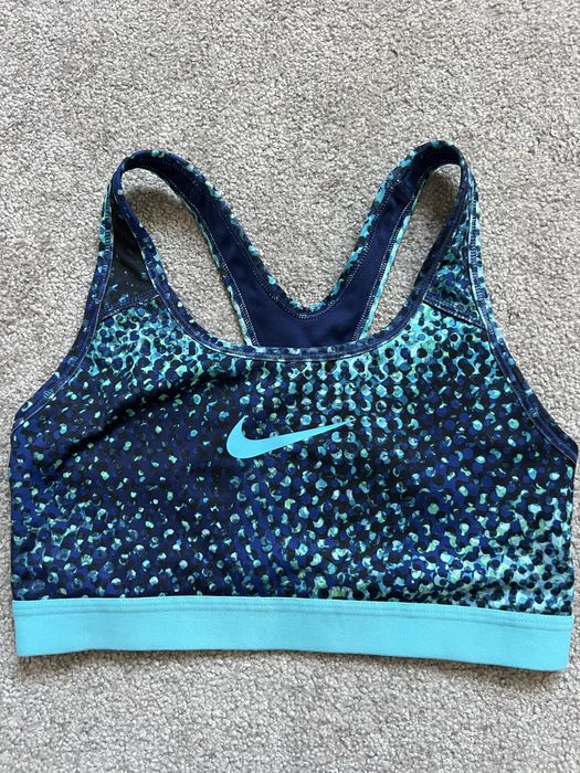 Бюстиета, потници, тениски Nike
