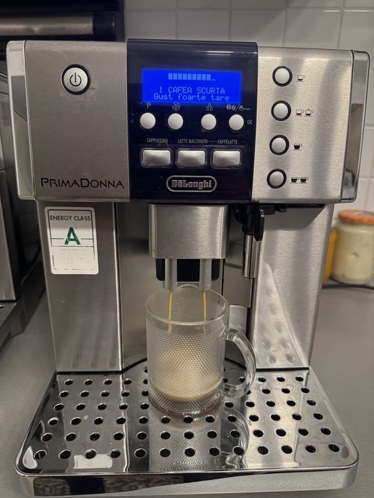 Vand aparate de cafea Delonghi