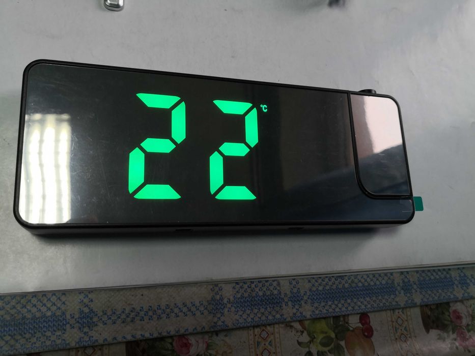 Ceas digital de birou cu proiectie pe tavan