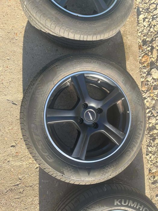 Летни гуми (KUMHO 205/60R16 ДОТ25) на алуминиеви джанти (AUTEC 63.3 ET)