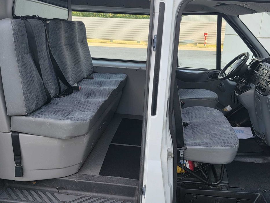 Ford Transit dublucabina, 7 locuri plus marfă