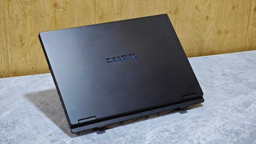 ноутбук GIGABYTE