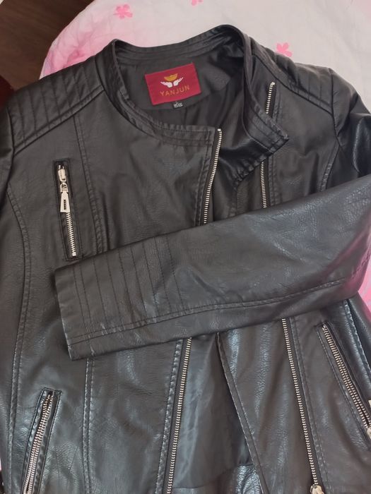Кожаная куртка черный