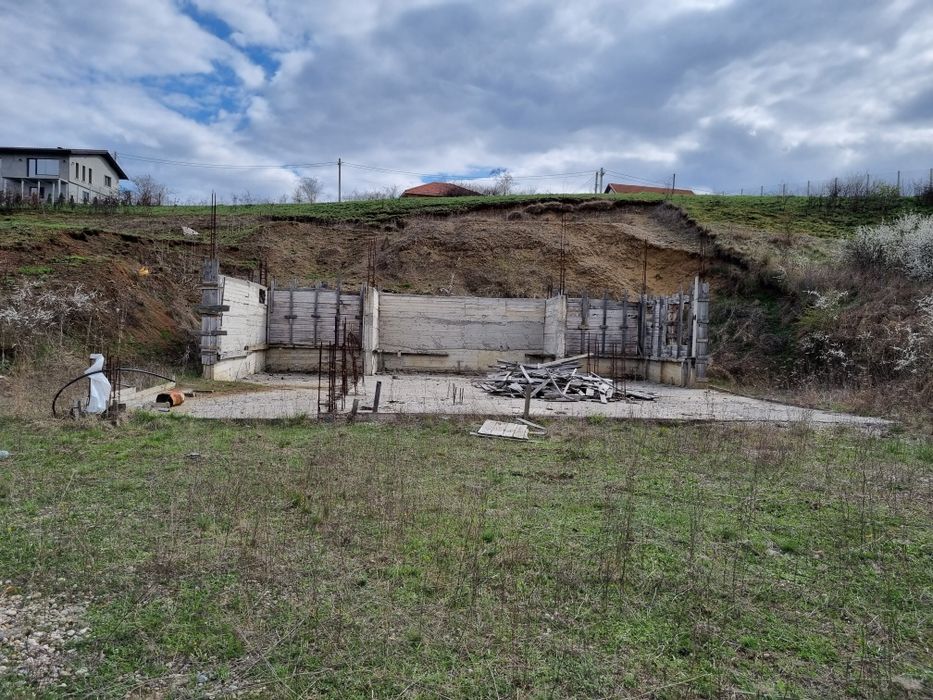 Teren 1050 mp cu casa în construcție