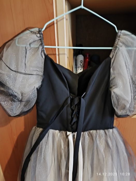 Платья, туфли продаются