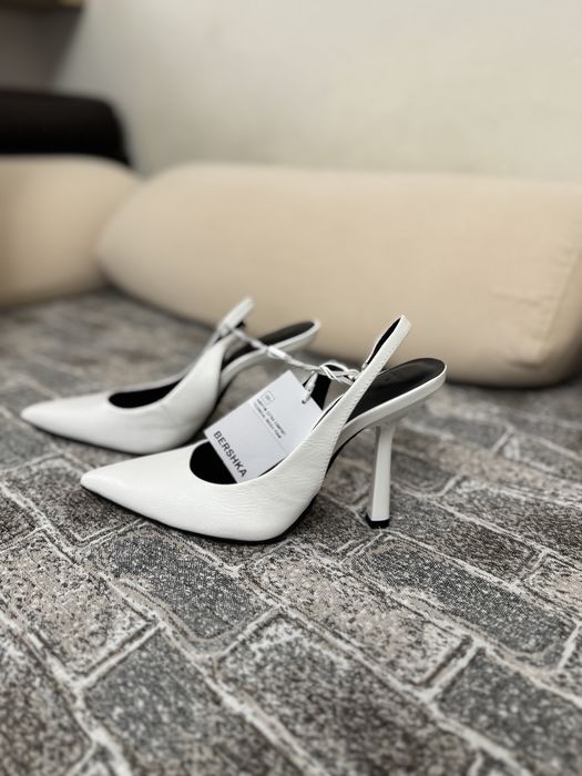 Нови обувки Bershka