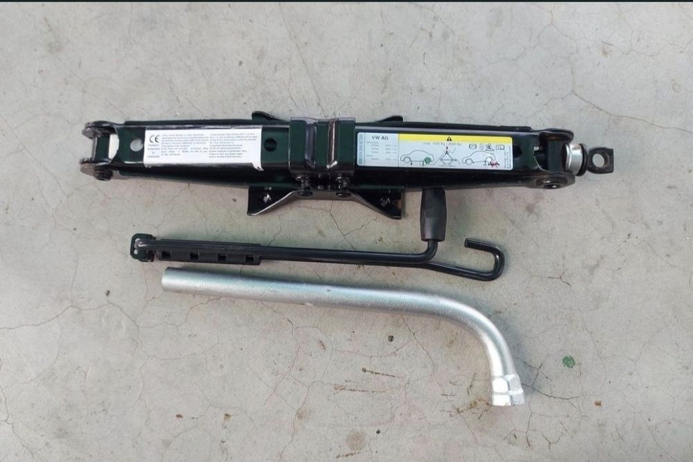 Set de cric + cheie + husă original VW AG de Volkswagen, Skoda