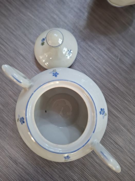 Захарница ,латиера и чайник от порцелан на Изида