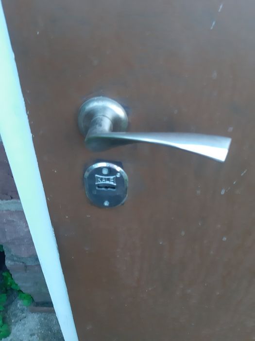 Метална врата с каса