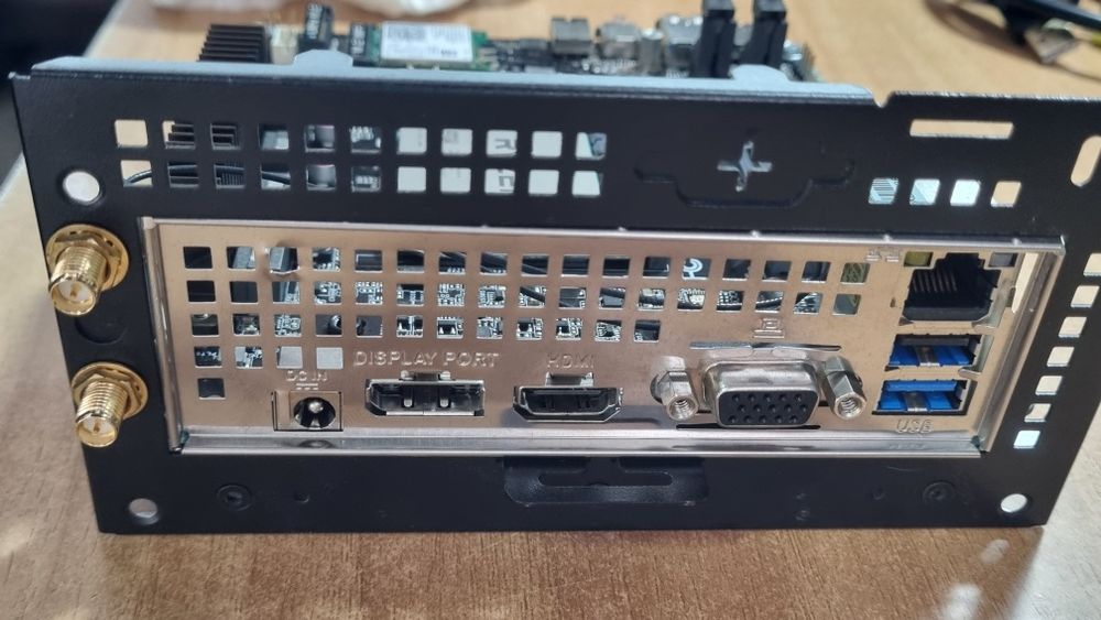 Mini PC ASRock DeskMini A300 AMD Ryzen 5 2400G Vega 11  / Fără RAM și SSD