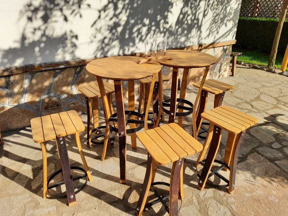 Дървена маса и табуретки от стара дъбова бъчва.