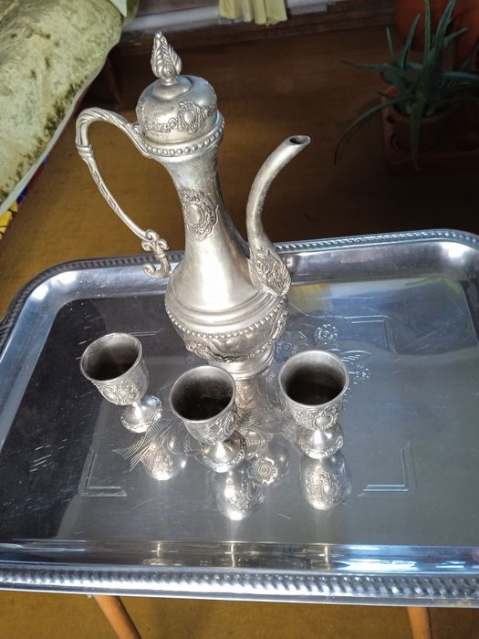 Кувшин с тремя рюмками