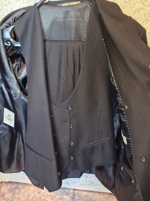 Продается черный костюм