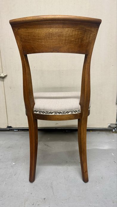 Scaun din lemn de teak tapitate.