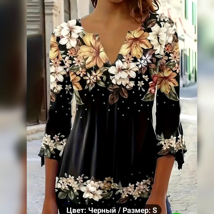 Женская блузка с цветочным принтом.