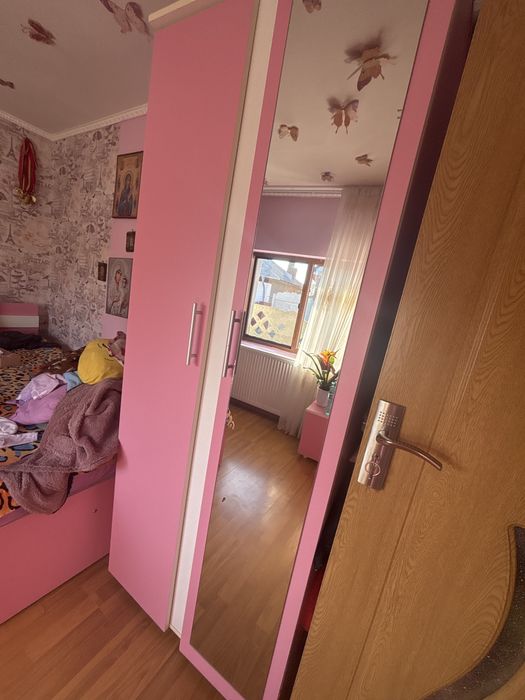 Dormitor roz :comoda ,2 noptiere,2 sifoniere ,si un pat