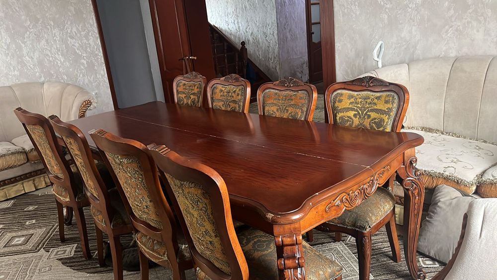 Стол со стульями