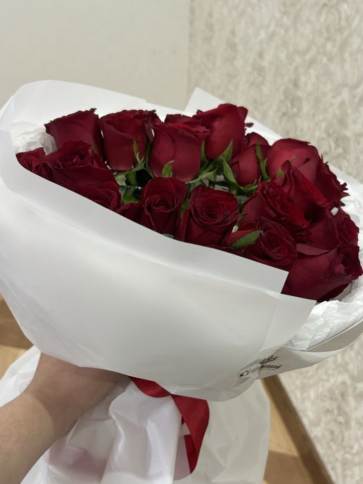 Букет из 25 роз с зерколем в форме сердца