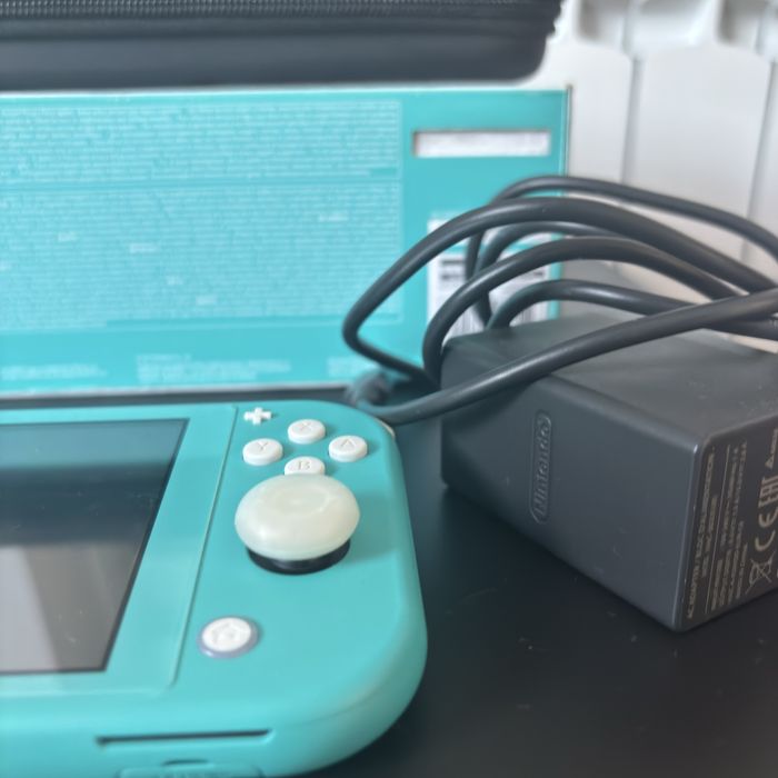Nintendo Switch Lite ca nouă (Campanie Lay's) + Husă piele & SIM