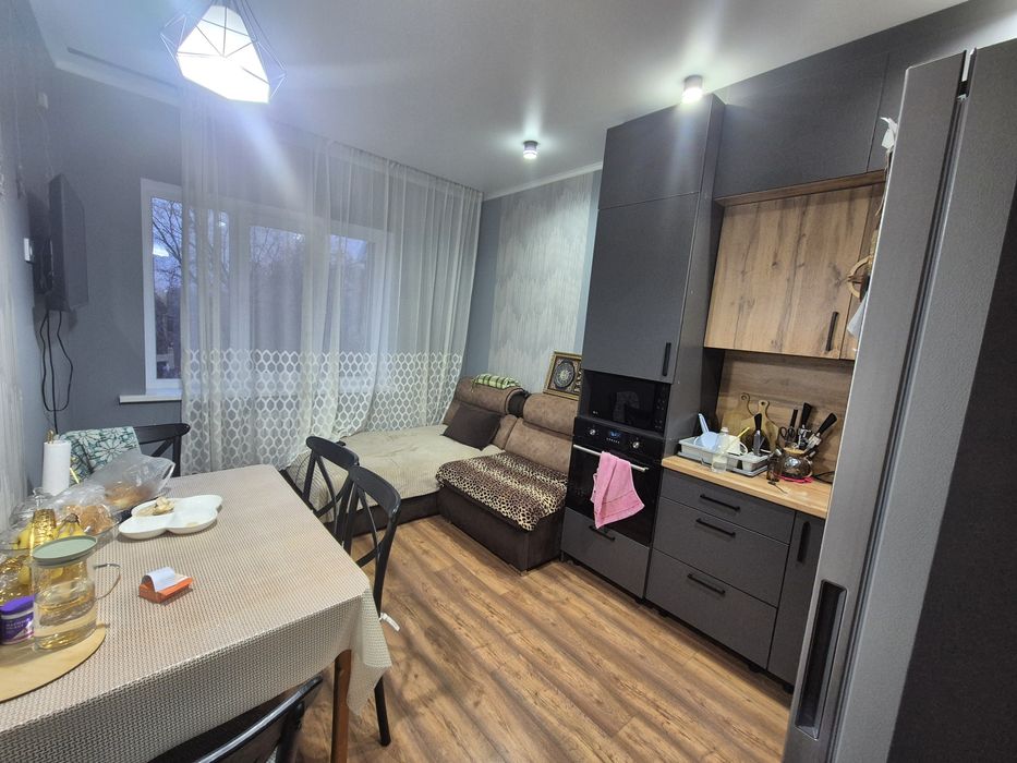 Квартира просторная и тёплая.