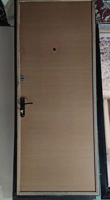 Железная входная дверь. Производство Россия.