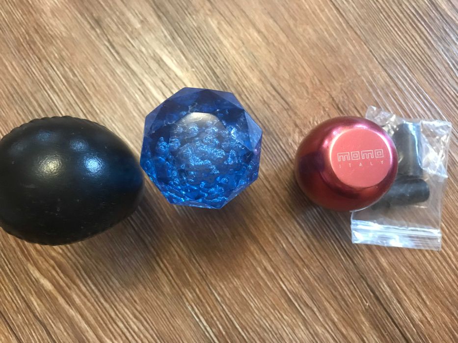 Ручки КПП, чехол для руля, сетка в багажник.